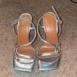 FINAAAAL SAAAALE CAUSE I’m TRAVELING 
New heels